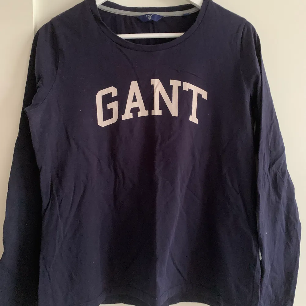 Mörkblå långärmad Gant tröja, väl använd men i mycket bra skick :) köparen står för frakten. Tröjor & Koftor.