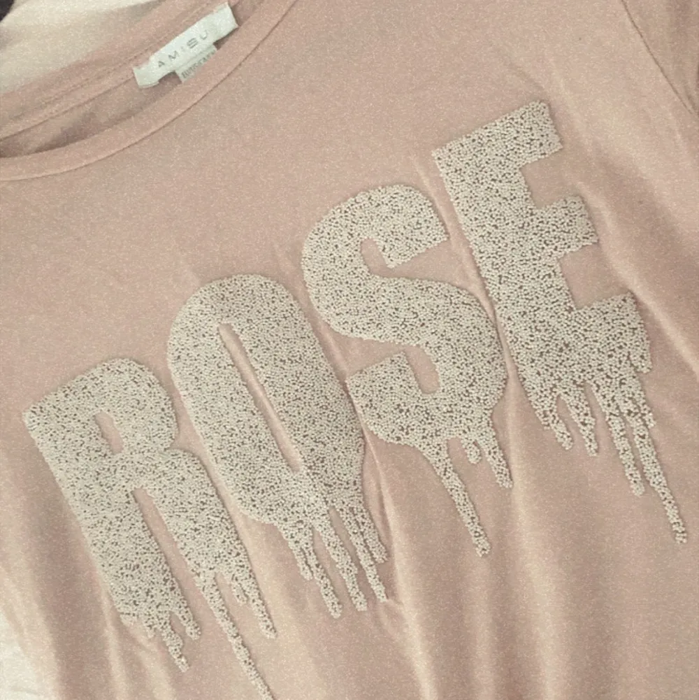 Säljer en 💖 fina ljus Rosa T-shirt då den inta har kommit till användning mer💖 kan sälja vid snabb affär vid intresse😀. T-shirts.
