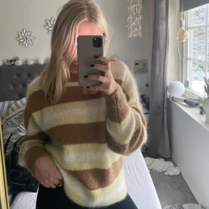 Stickad tröja - Så fin stickad tröja i ullmix från H&M! Slutsåld! Aldrig använd och orginalpris är 249. Kom gärna med prisförslag och köpare står för frakt❣️