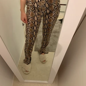 Prettylittlething byxor - Supersnygga byxor med slits. Säljes p.g.a förstora & kommer inte till användning. Jag är 157 cm lång & är för långa för mig. Helt oanvända, endast testat! 