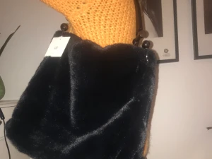 Fluffig väska  - Helt ny väska som jag köpte för något halv år sedan från Lantadeli Paris 😩 men den har aldrig kommit till användning... najs och rymlig!!! 