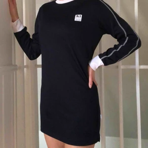  - Fantastisk marinblå klänning från NICCE som passar dig som bär XXS/S jag är 166 och den är precis för kort för mig!  Mycket bra skick! Du som köpare står för frakt ❤️