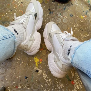 Adidas skor - Köpte i våras och de är inte jätte använda. Köpte för 800 ungefär