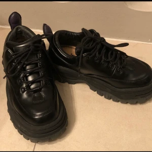 Eytys Angels, 39 - Ny pris 2800kr  Super fint skick! Sparsamt använda dock har lädret på höger skon blivit avskavt på insidan, har satt ett compete plåster på så de inte ska skava. Om du stör dig på de kan man nog lämna in de hos en skomakare. Kan skicka fler bilder !