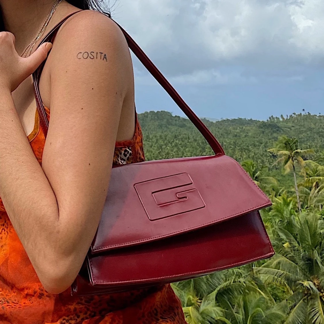 Vinröd axelremsväska