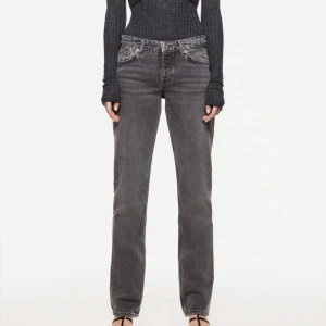 Mid raise Jeans ZARA - Ett par mid raise Jeans från Zara i grå färg. Jätte balla byxor som passar till typ allt. Dom är helt nya med prislapp kvar!! Dom är små i storleken. BUDA!! <33 (köparen står för frakten) Budgivningen sker privat!!