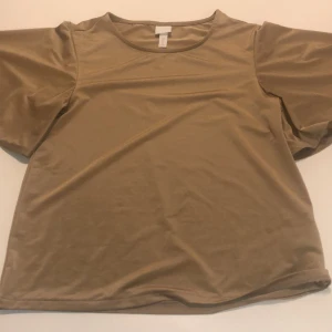 Tröja Strl XS - Tröja med ängel armar. Super skön material. Har inte använd den. Själva materialet glittrar lite och är super bra för sommaren