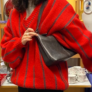 Stickad tröja - Stickad randig röd tröja!!!! Otroligt söt o fin o go <3 Passar typ alla storlekar? Jag är xs-s och på mig sitter den såhär! Köpt second hand så märket är oklart! PS den sticks lite pga 70% ull 🤍 