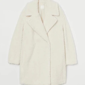 Teddyjacka hm - Jättefin och mysig teddyjacka från hm. Den är inte lika vit som på första bilden, jag skulle säga att den är mer gräddvit. Den är i storlek xs men den är oversized i modellen så den passar absolut S också. 