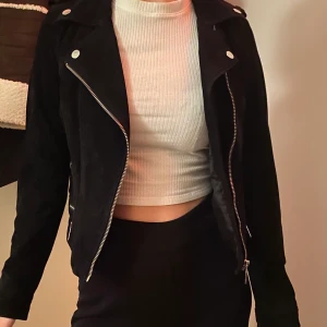 Jacka i mocka - Fin jacka i mocka. Är hyfsat liten i storleken och passar xxs/xs.