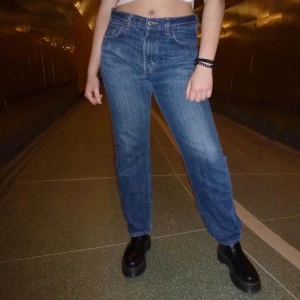 #9 LOWWAISTED JEANS - Först till kvarn gäller på alla våra plagg. Ingen budgivning och kunden står för frakten. Betalning sker via Swish till numret: 123 329 17 70 