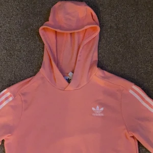  Korall rosa adidas hoodie - Använd 1 gång