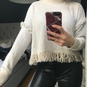 Stickad tröja - Stickad tröja från Zara, perfekt för sommarkvällar mm. Frakt är inte inkluderat i priset, den står köparen för själv! Skriv till mig för vidare info eller foton. 