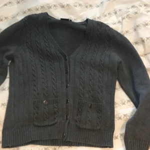 Crå kofta - Mörkgrå fin kofta, ganska tjock. BUDA FRÅN 100!💕