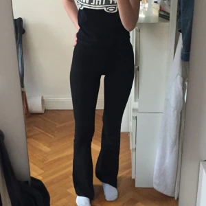  - Coola yogapants i ett lite tjockare material med bra kvalité. Inte använda särskilt mycket, möts i Stockholm!