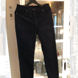  - Mörkt marinblå Manchesterbyxor från Monki. Växer i storlek, passar en 40 mer. Cropped version, hög midja. Har katt. Fraktar mot kostnad. Lite användna.