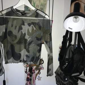 Knappt använd mesh tröja i militär mönster. Perfelt för sommaren❤️ köparen står för eventuell frakt  