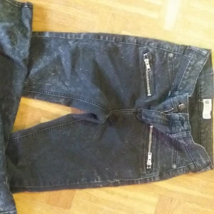  - Jeans i en storlek S. 40kr.