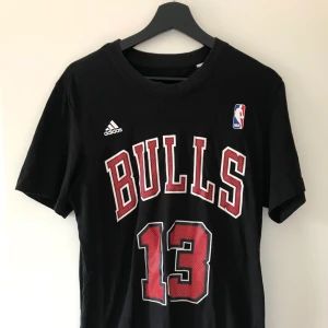  - Adidas Chicago Bulls tisha.  Kan mötas upp i Stockholm.