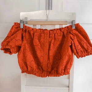  - Off shoulder croptop! Aldrig använd. Säljs pga brist på plats i garderoben. 180kr+frakt (ca 30kr)🤗 15% av alla köp går till välgörenhet ❤️