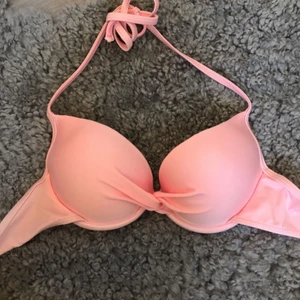  - Som en bh, push up  M men passar S också (för liten för mig!) kanske C-kupa (verkligen inte säker!)  Använd få gånger