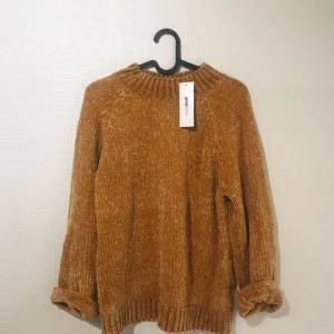  - Otroligt mjuk stickad tröja ifrån Gina Tricot. Oanvänd med lappar kvar! Eventuell frakt betalas av köparen ✨