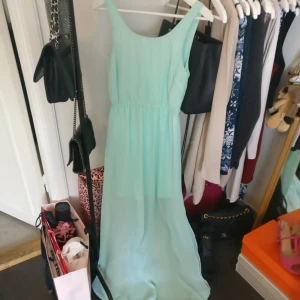  - Turkos långklänning med slits. Nypris: runt 300kr Från Gina Tricot 