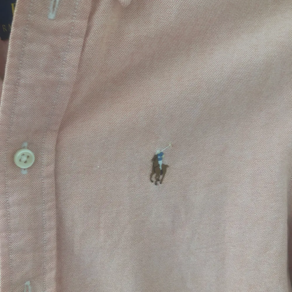 Skjorta från Ralph Lauren storlek XS, passar även S. Max använd 5 gånger.. säljes då den inte passar längre . Skjortor.