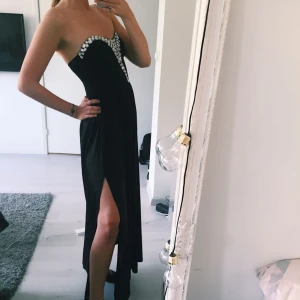  - Balklänning från Nelly, använd en gång. Pris är inklusive frakt ✨