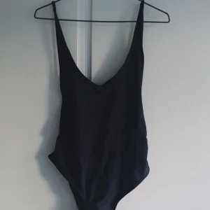  - Säljer denna svarta baddräkt då den aldrig kommit till användning tyvärr.