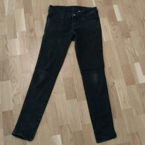  - Svarta jeans från H&M. Tar Swish, 50 kronor plus frakt.