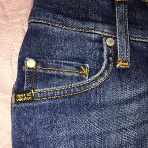  - Hej!  Jag säljer ett par Jeans från TIGER OF SWEDEN JEANS. Femfickmodell samt gylf med dragkedja och knapp. Hällor i midja och smala benslut. Jeansen är aldrig använda samt att storleken är XS  Hör gärna av er om ni är intresserade!😀