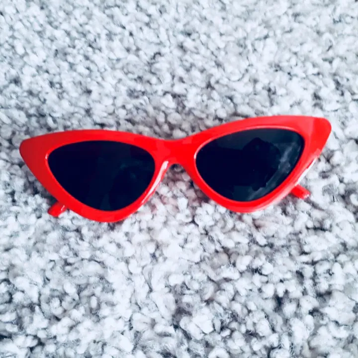 Röda cateye solglasögon! Nya/oanvända❤ Frakt: 9kr. Accessoarer.