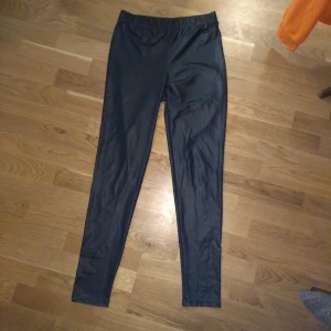  - Tajt/leggings i fakeskinn. Funkar i både kallt och varmt väder. Köpta på Lindex. Kan nog bäras av storlek large också. Gratis frakt!