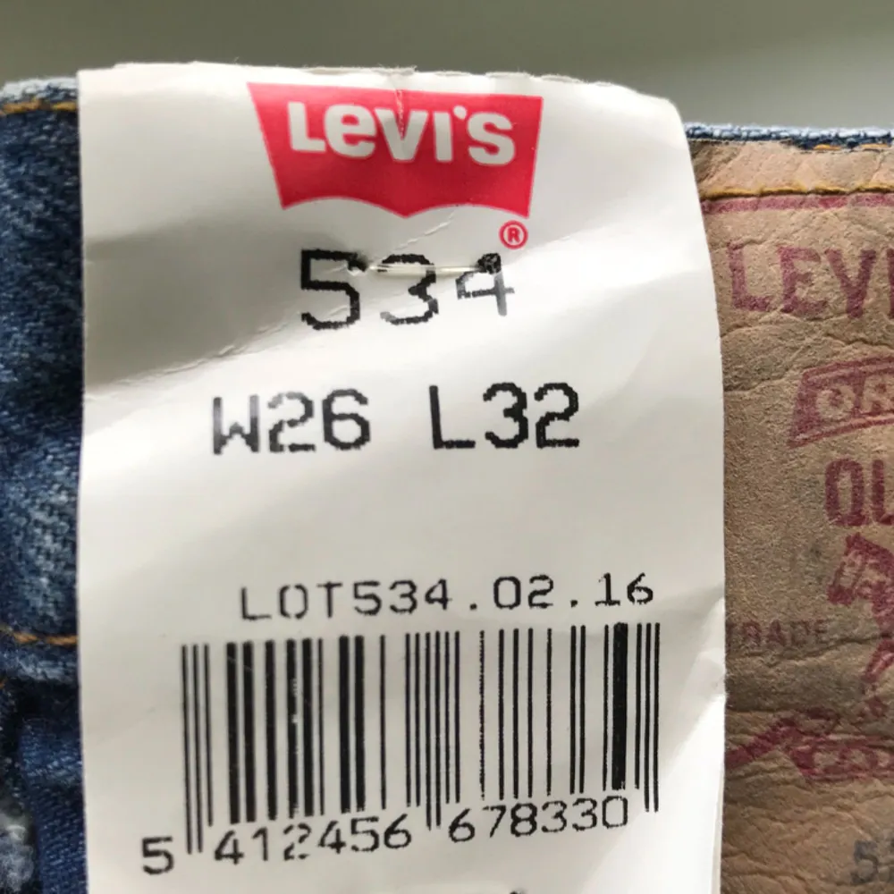 Helt nya, jättefina Levis 534, köpte de här på plick men säljer vidare då de var för småa. Betalning sker via swish och köparen står för frakten.. Jeans & Byxor.