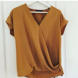  - En superfin blus med lite bohemisk stuk, i nyskick 