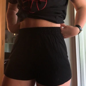  - ”Mjukis” shorts från ginatricot, svarta Köparen står för frakten   