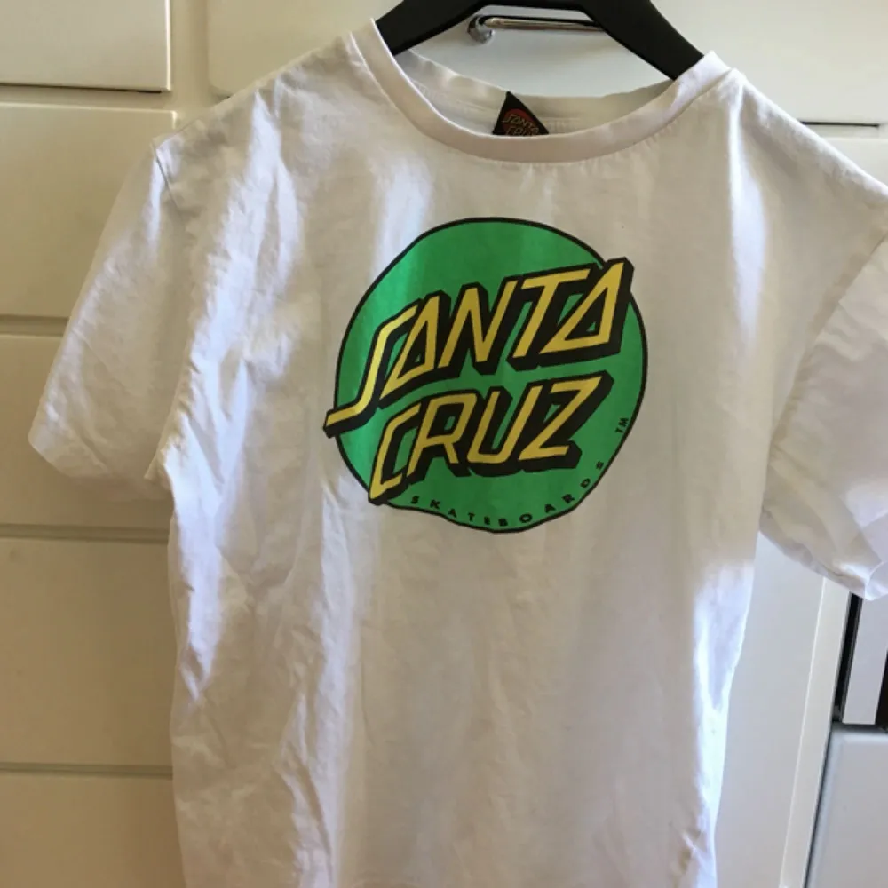 T-shirt från santa Cruz, ungdomsstorlek men sitter som S/XS :) Frakt inkl *se profilbeskrivning*. T-shirts.