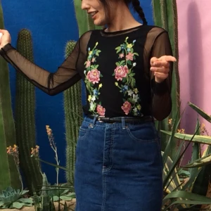  - Fantastiskt fin transparent top med broderade blommor från zara. Egentligen en klänning men har klippt av den. Så fin istoppad i kjolar/byxor. Strl m men passar en xs-m beroende på hur den ska sitta 🍇✨ frakt 18kr 