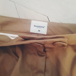  - Snygg beige kjol ifrån boomerang. I jätte fint skick strlk 38