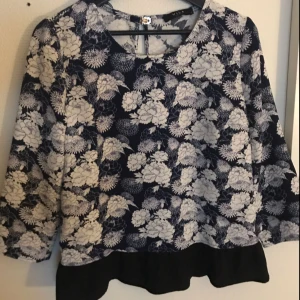  -  Nästintill oanvänd blus i fint skick! 