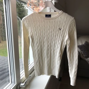  - Säljer denna vita stickade tröja från Gant i storlek XS. Den är använd 1 gång och ser som ny ut, köptes för 1199kr med säljer för endast 349kr (köparen står för frakt 😃