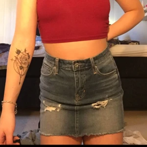  - Jeanskjol från Crocker.  Storlek: XS Skick: använd enstaka gånger. Bra skick Pris: 130 Alla priser kan diskuteras. Finns ute på flera sidor.