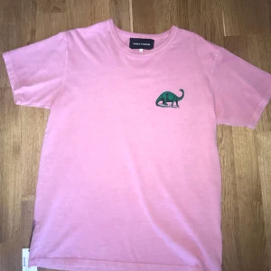  - Helt oanvänd  SS17 Arthur tee pink från Bianca chandon, 50 kr frakten.