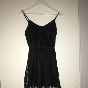  - Väldigt fin svart spetsklänning från H&M. Sitter väldigt snyggt på och passar till mycket :)