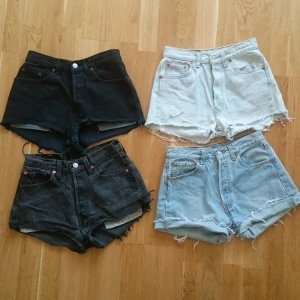  - Jättesnygga Levi's jeansshorts med hög midja. Två svarta par (svart och gråsvart och två blå (blå SÅLD och ljusblå SÅLD). Perfekt till sommaren och en snygg magtröja. Köpta i secondhand i London på Beyond retro, Urban outfiters mm för ca 400-600 kr paret. Alla par är i storlek W28-29 (små i storleken men är ca 69-71 cm i midja). Passar en person med storlek runt small. De är endast använda ett fåtal gånger av mig och vissa inte alls använda. Älskar dom men tyvärr har de blivit för små (vissa var även redan för små när jag köpte dem). Säljes för 250 kr /paret. Finns i Skanstull Södermalm. Kan skickas mot att köparen betalar och kollar upp frakt. Kontant/swish/konto går bra. 