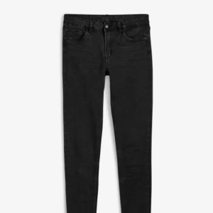  - Slim fit jeans med normalhög midja och smala ben. Byxorna är helt nya och inte använda! Står XL men då dom är små i storlek så tror jag de passar bättre på en som har M eller kanske L . möts gärna upp då jag helst inte skickar !