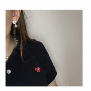  - en klassisk comme des garcons piké i mörkblått med ett broderat hjärta. asiatisk storlek m så den passar på en xs/liten s. superfin och knappt använd!🥀