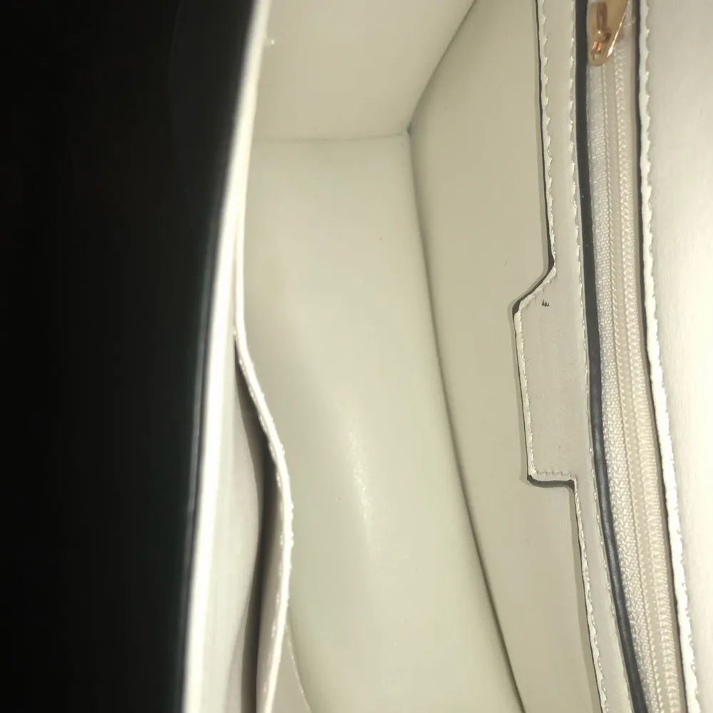 Fake Gucci väska som liknar Sylvie small shoulder bag. Aldrig använd. Har två fack inuti, en med kedja. . Väskor.