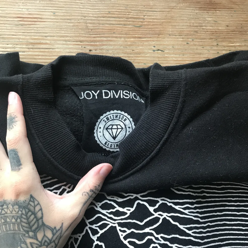 tar emot att sälja min joy divison sweatshirt men den förtjänar mer uppmärksamhet. Knappt använd.  köparen står för frakt . Hoodies.